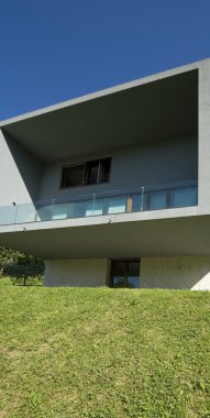 modern ev doğa ile çevrili