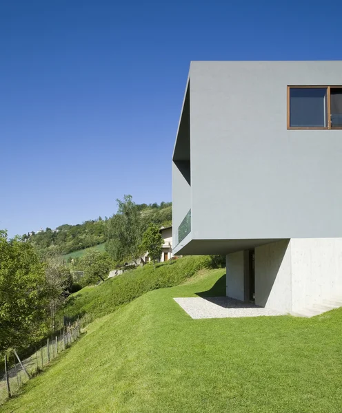 Casa moderna rodeada de naturaleza — Foto de Stock