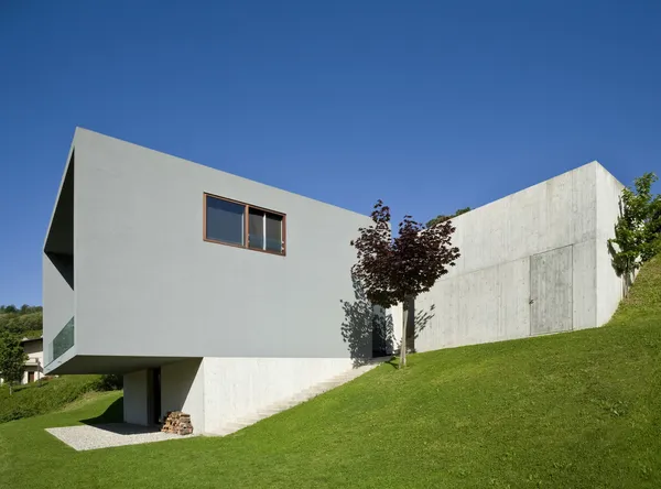 Casa moderna rodeada de naturaleza — Foto de Stock