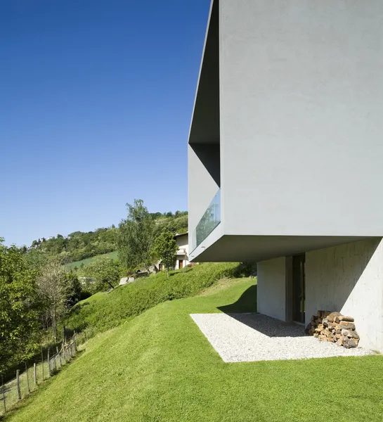 Modern huis omgeven door de natuur — Stockfoto