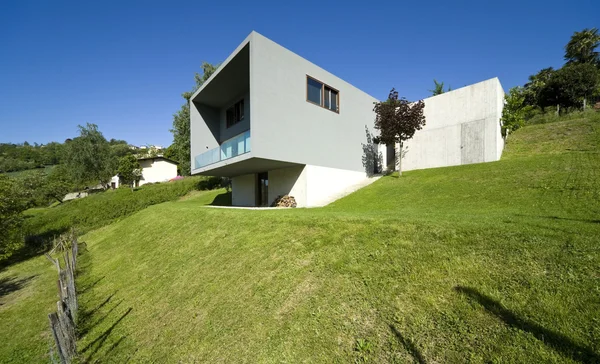 Casa moderna rodeada de naturaleza — Foto de Stock