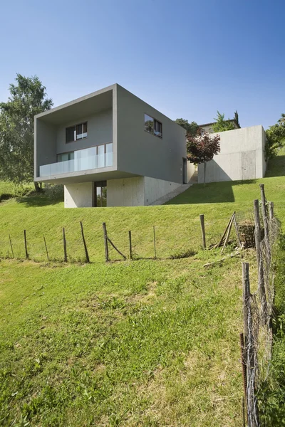 Modernt hus omgivet av natur — Stockfoto