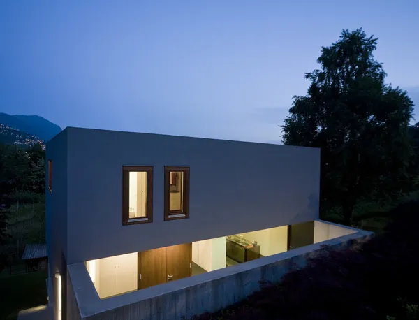 Casa moderna rodeada de naturaleza — Foto de Stock