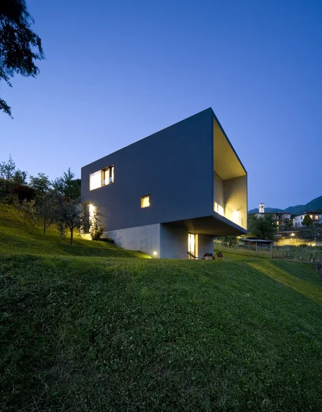 Modern huis omgeven door de natuur — Stockfoto