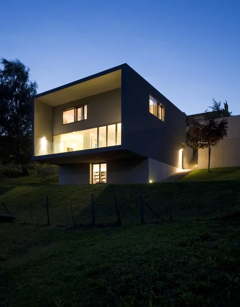 Casa moderna immersa nella natura — Foto Stock