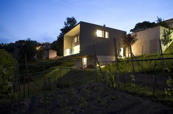 자연에 둘러싸인 현대적인 집 — 스톡 사진