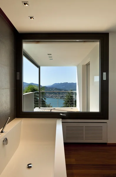 Современная квартира, ванная — стоковое фото