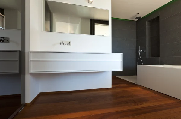 新しいバスルーム、寄木細工の床 — ストック写真