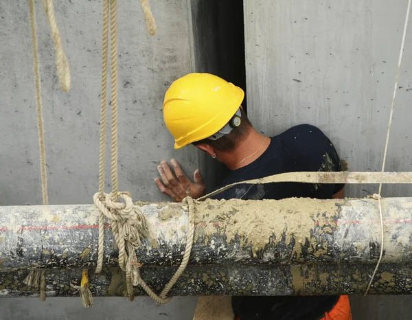 Travailleur dans un chantier naval — Photo