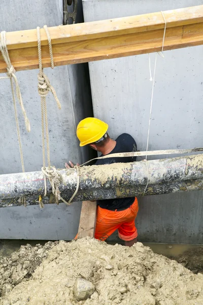 Worker to work in a shipyard — Stock Photo, Image