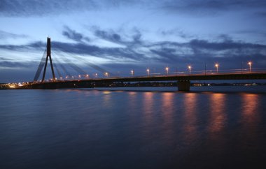 Nehrin üzerindeki köprü