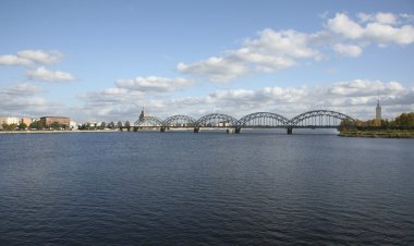 Nehrin üzerindeki köprü