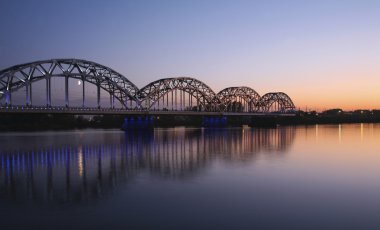 akşam saatlerinde Nehri üzerinde köprü
