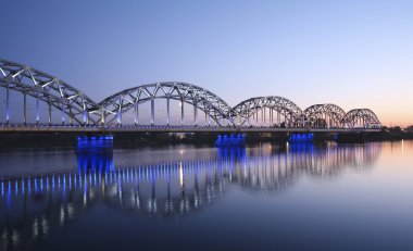 akşam saatlerinde Nehri üzerinde köprü