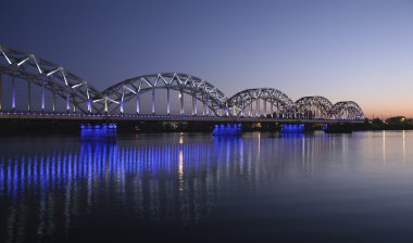 akşam saatlerinde Nehri üzerinde köprü