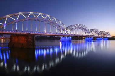 akşam saatlerinde Nehri üzerinde köprü