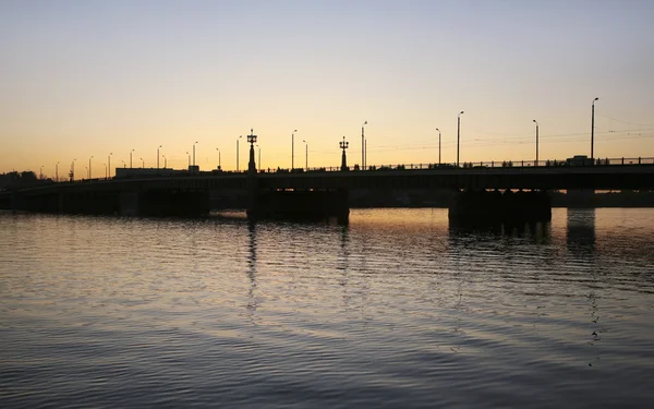 Ponte sul fiume la sera — Foto Stock