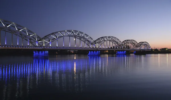 Puente sobre el río por la noche —  Fotos de Stock