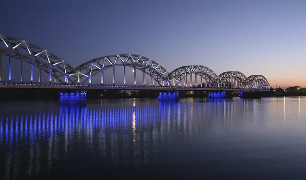 Brug over de rivier bij avond — Stockfoto