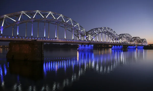 Most nad rzeką na wieczór — Zdjęcie stockowe