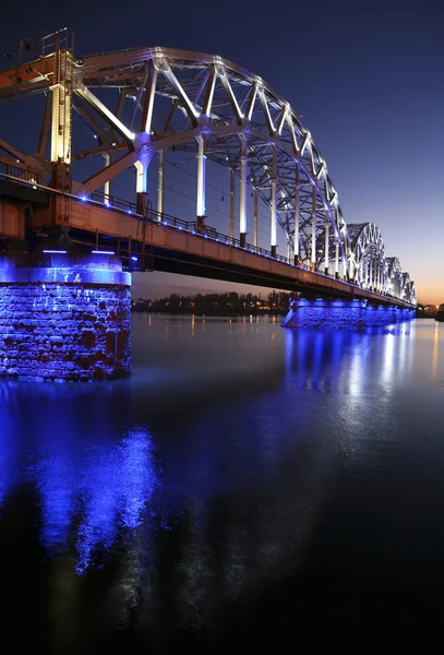 Ponte sobre o rio à noite — Fotografia de Stock