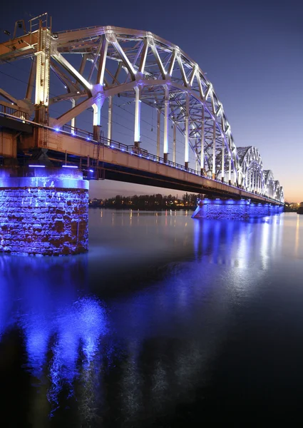 Puente sobre el río por la noche —  Fotos de Stock