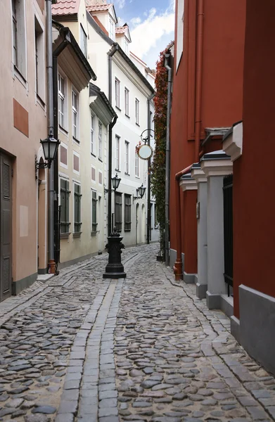 Улица в старой Риге, Латвия — стоковое фото