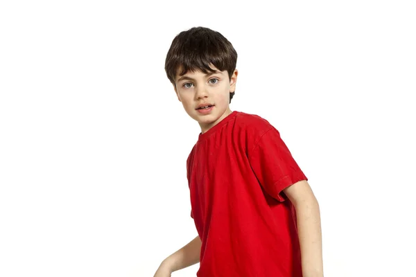 Niño con camisa roja hotsell