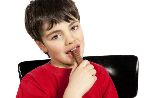 小男孩吃巧克力棒 — 图库照片