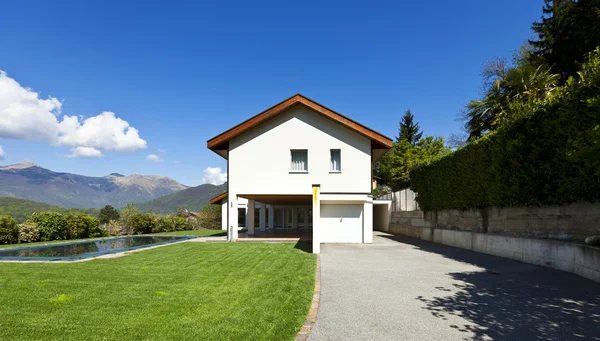 Haus und Pool, außen, Sommertag — Stockfoto