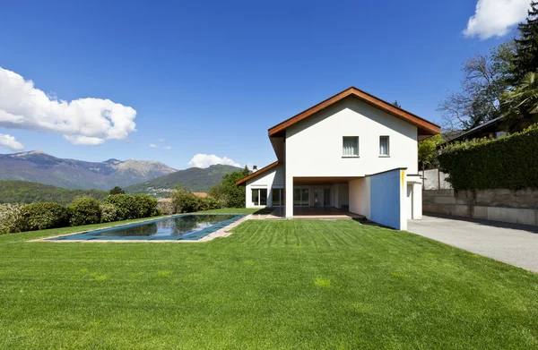 Casa e piscina, esterno, giorno d'estate — Foto Stock