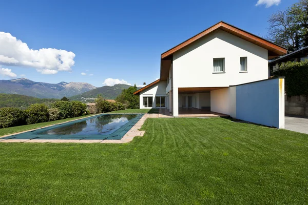 House and pool, exterior — Stock Photo, Image