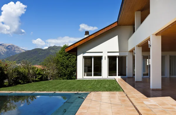 Casa exterior y piscina — Foto de Stock