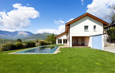 Yüzme havuzlu kır evi