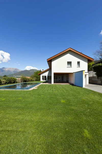 Landhaus mit Schwimmbad — Stockfoto