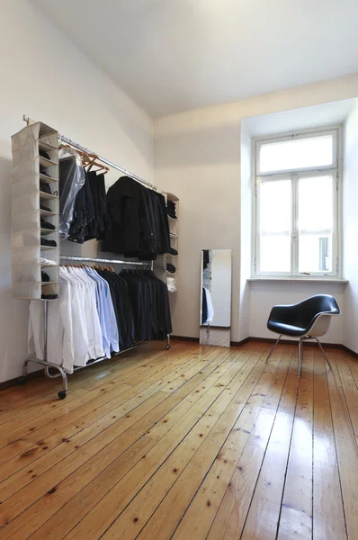 Armoire pour hommes, bel appartement rénové — Photo