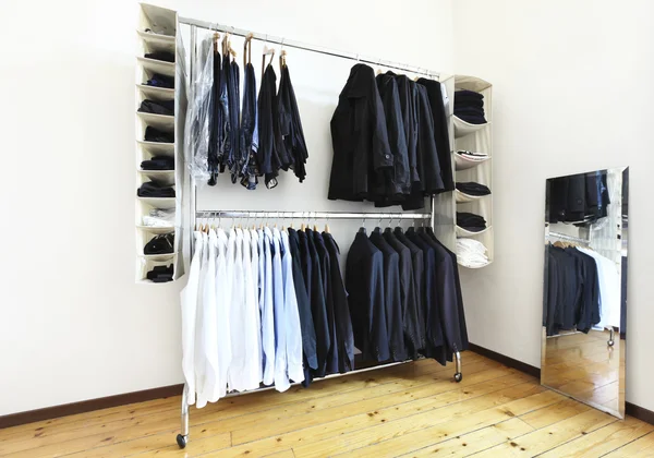 Armoire pour hommes, bel appartement rénové — Photo