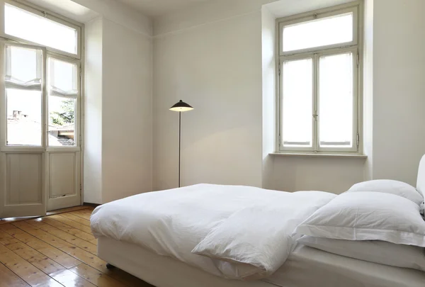 Dormitorio, bonito apartamento reformado — Foto de Stock