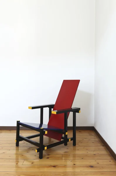 Tomt rum med stol — Stockfoto