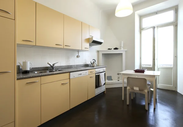 Kuchnia, ładny apartament przebudowy — Zdjęcie stockowe