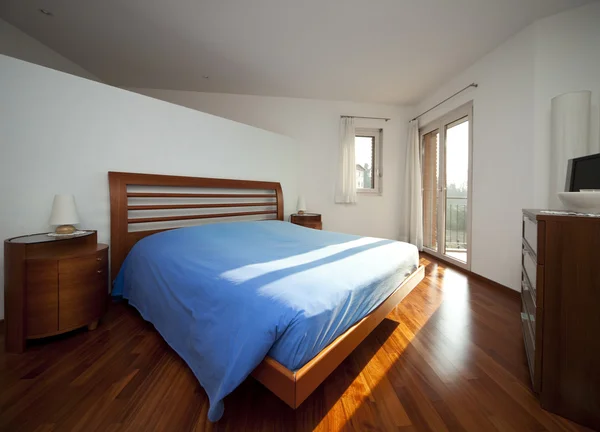 Schlafzimmer mit Fenstern — Stockfoto