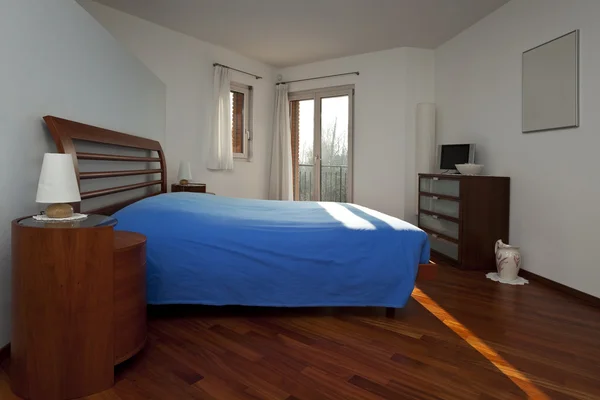 Bedroom with windows — Stock Photo, Image