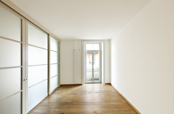 Дом с деревянным полом
