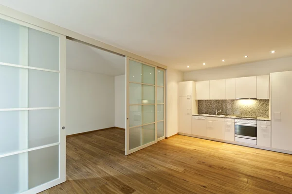 Huis met houten vloer, keuken — Stockfoto