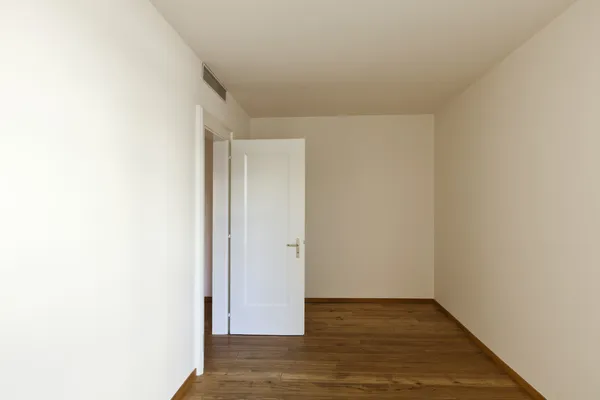 Casa con pavimento in legno, porta aperta — Foto Stock