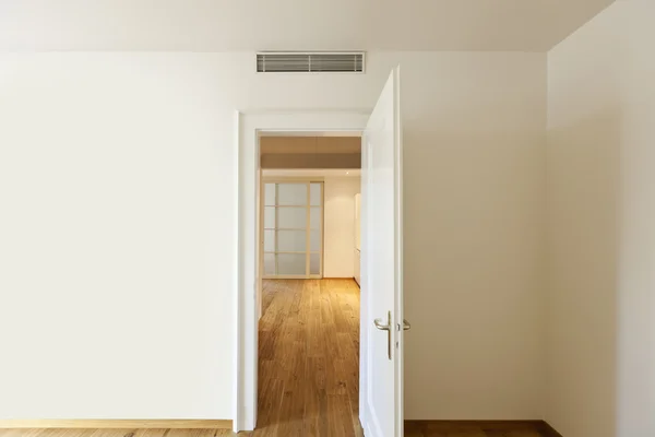 Casa con pavimento in legno, porta aperta — Foto Stock