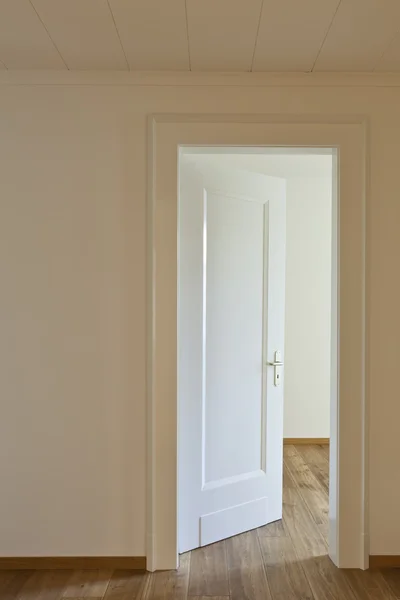 Casa con piso de madera, puerta abierta — Foto de Stock