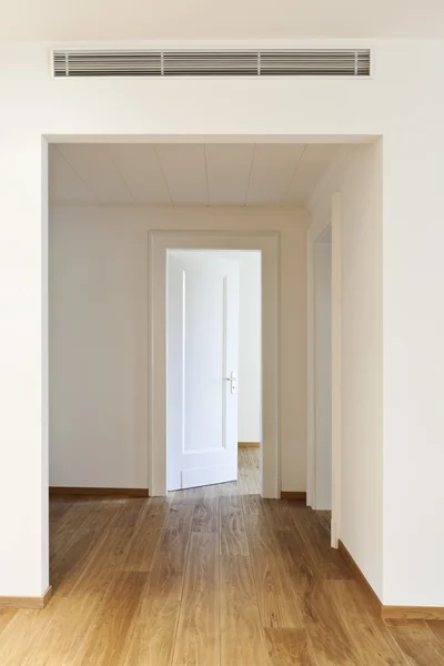 Casa con pavimento in legno, porta aperta — Foto Stock