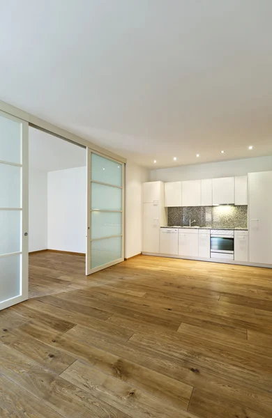 Casa con pavimento in legno, vista sulla cucina — Foto Stock