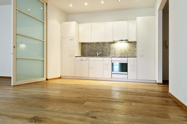 Casa con pavimento in legno, vista sulla cucina — Foto Stock